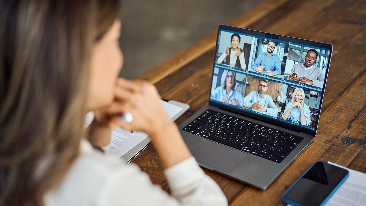 Frau vor Laptop im Online Meeting